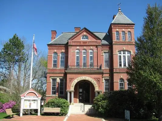 Stephen y Tabitha King donaron 50.000 dólares para una biblioteca.