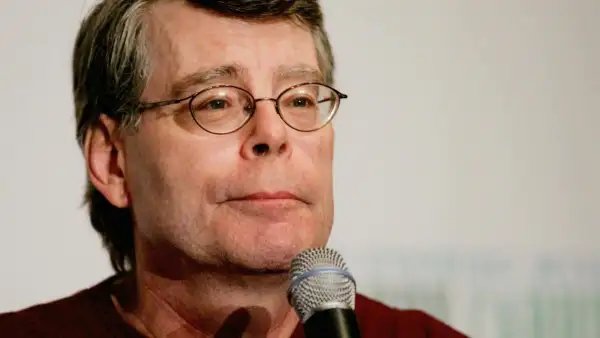 Stephen King ayuda a estudiantes a publicar un libro
